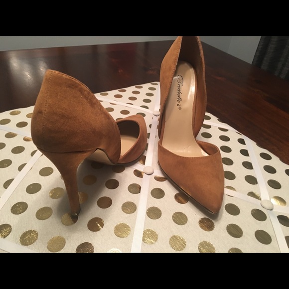 Breckelle’s Tan Pointed Toe Single Soles Pump - Picture 8 of 8